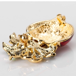 Kreative Weihnachts-Apfelbrosche mit roter Emaille und goldener Metallrückseite
