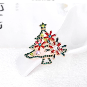 Exquisite goldene Weihnachtsbaum-Brosche mit bunten Strasssteinen auf Keramik