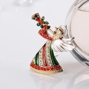Broche ange de Noël avec émail coloré et strass scintillants sur monture en métal doré
