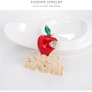 Detail der roten Apfel-Brosche mit Kristallen und Super Teacher Gravur-Text