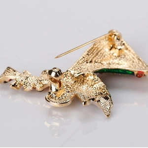 Vue arrière d'une broche ange dorée avec alliage texturé et fermeture sécurisée