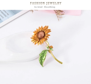 Détail de la broche tournesol avec pétales en émail et textures florales élégantes
