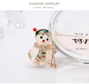 Détail d'une broche bonhomme de neige étincelante avec strass et émail coloré