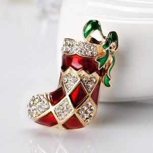 Weihnachtssocken-Brosche mit roter Emaille, Goldlegierung und funkelnden weißen Kristallen