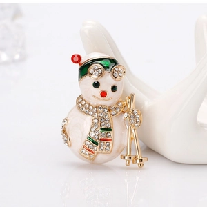 Charmante broche bonhomme de neige en émail blanc et strass scintillants pour Noël