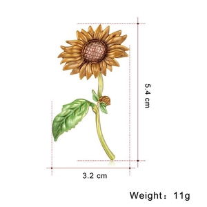 Broche tournesol tendance de 5,4 cm avec pétales dorés sur fond blanc épuré