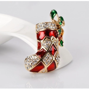 Festliche Weihnachtsstiefel Brosche mit roter Emaille und funkelnden Strasssteinen in Gold