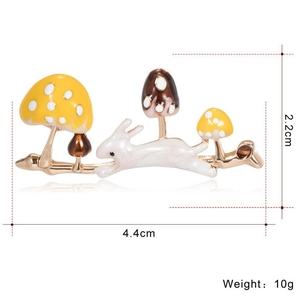 Charming enamel bunny and mushroom brooch in golden alloy, 4.4cm wide and 10g in weight