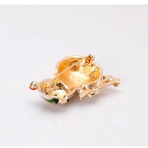 Broche bonhomme de neige de Noël dorée avec détails en émail et épingle de sûreté au dos