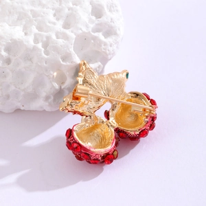 Broche cerise élégante avec strass en cristal rouge et base en métal doré allié