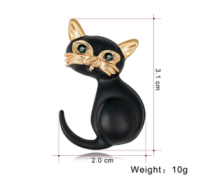 Detailmaße für schwarze Katzenbrosche mit grünen Edelsteinaugen und Goldakzenten