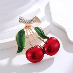 Broche cerise dorée avec strass scintillants et détails en émail rouge et vert