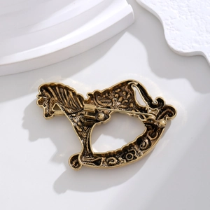 Broche cheval à bascule dorée vintage pour costumes avec gravure en métal