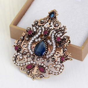 Spilla reale vintage con gemma a goccia blu profondo e piccoli strass su base di metallo