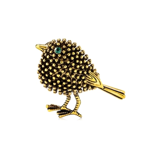 Broche oiseau vintage dorée avec corps texturé et cristal vert pour l'œil de l'oiseau