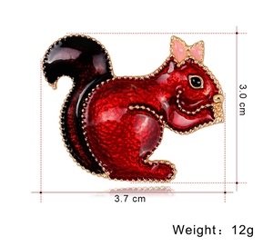 Détail de la broche écureuil avec dimensions de 3,7 cm de long et 3,0 cm de haut
