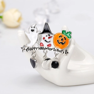 Dettaglio della spilla di Halloween con fantasma e zucca e incisione Happy Halloween su metallo