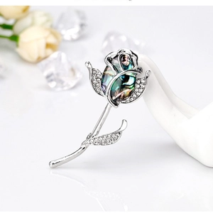Élégante Broche Fleur de Rose en Alliage pour Femme Incrustée de Coquille d'Abalone Strass Argenté Épingle de Corsage Bijoux