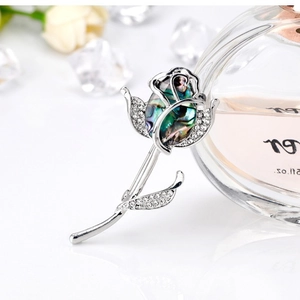 Élégante broche fleur en nacre avec strass brillants et design de rose argentée