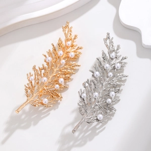 Spilla elegante a foglia con perle bianche in oro e argento per cappotti di stile