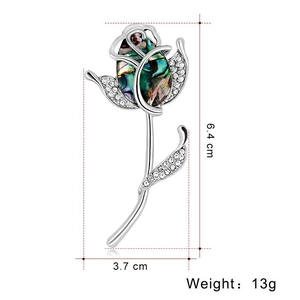Broche rose fleur en nacre et cristaux, dimensions 6,4 cm x 3,7 cm et un poids de 13 g