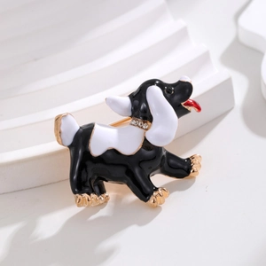 Spilla per cuccioli in smalto bianco e nero con placcatura in oro su espositore a onde