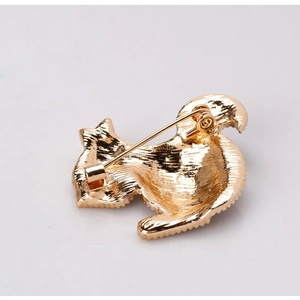 Broche chat dorée avec finition en métal brossé et fermoir de sécurité au dos