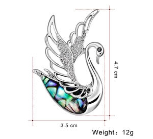 Détail de la broche cygne de 4,7x3,5 cm ornée de cristaux et de nacre d'abalone