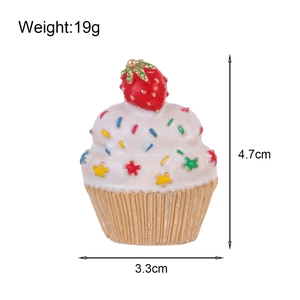 Broche cupcake de Noël avec fraise rouge et cristaux, détails dorés, hauteur de 4,7 cm