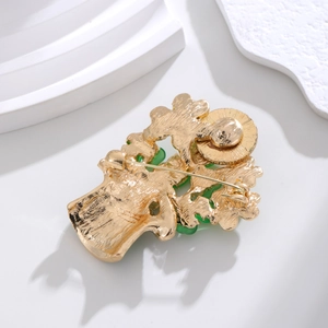 Eleganter goldfarbener Kleeblatt-Anstecker mit grünem Emaille und Kristallen