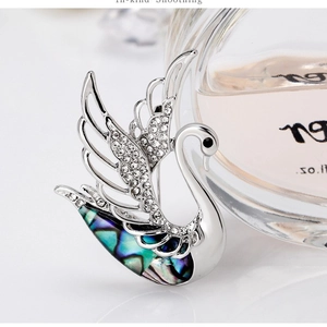Broche cygne élégante avec incrustation de nacre abalone et cristaux sur placage argent