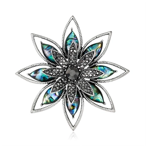 Broche fleur vintage argentée avec incrustations d'abalone et cristaux noirs