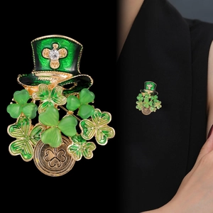 Detail der St. Patrick's Day Brosche mit grünem Kleeblatt-Hut und goldener Münze