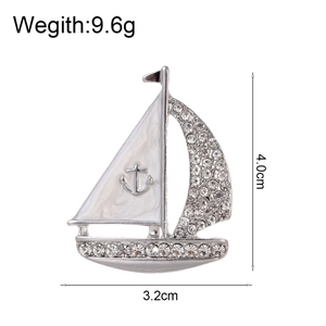 Broche voilier argentée en émail blanc et strass scintillants de 4.0cm de hauteur