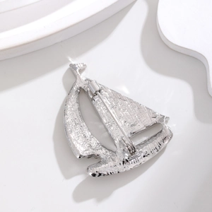 Broche voilier argentée au design minimaliste avec fermeture à épingle de sécurité robuste