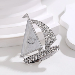 Broche voilier élégante en argent avec émail blanc et incrustation de cristaux