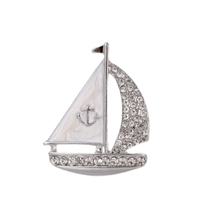 Broche Bateau à Voile en Alliage Argenté pour Femme Émail Blanc Strass Ancre Nautique Épingle de Revers Élégante Accessoires Bijoux