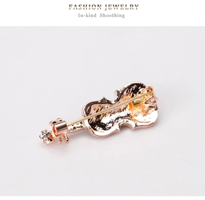 Vue détaillée de l'arrière d'une broche violon en or rose avec fermoir à épingle