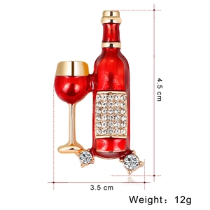 Spilla alla moda a forma di bottiglia di vino e bicchiere con smalto e strass