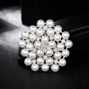 Broche fleurie élégante avec perles, strass brillants et alliage argenté sur fond noir