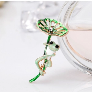 Spilla Creativa a Forma di Rana in Smalto Verde con Foglia di Loto in Lega Placcata Oro con Strass per Cappotto Donna