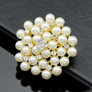 Broche fleur perle élégante avec base dorée et strass brillants pour manteaux