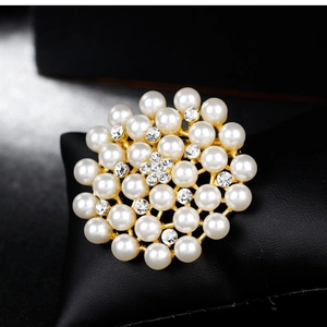 Broche en perles dorées élégante avec motif flocon de neige en strass sur fond noir