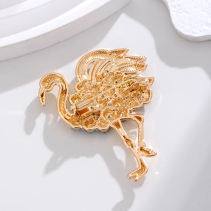 Elegante broche de flamenco dorado con parte posterior texturizada y cierre de alfiler
