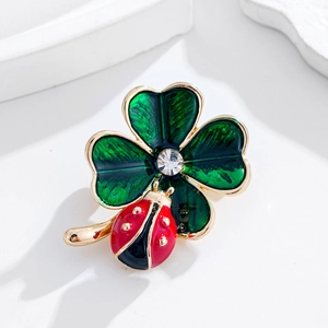Broche trèfle doré avec émail vert et détail de coccinelle rouge élégante pour femme