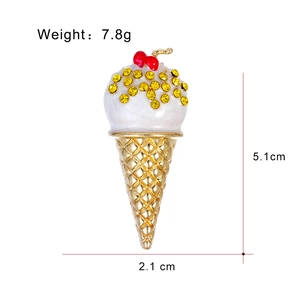 Broche cornet de glace étincelante avec détails de cerises rouges et finition dorée
