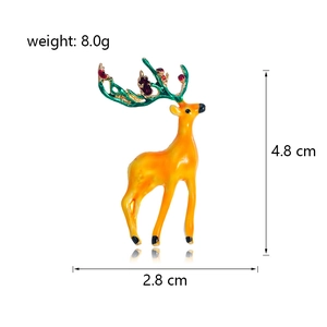 Broche émaillée élan de Noël avec dégradé orange et bois verts au design créatif