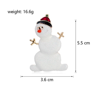 Weihnachtliche Schneemann-Brosche mit weißem Glitzer und goldenen Zweigen auf Weiß