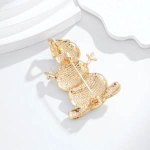 Fashionable golden snowman Christmas brooch made of alloy with detailed embossed texture