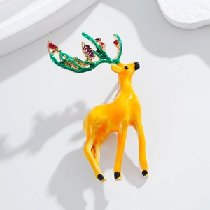 Broche élan de Noël à la mode en émail jaune et accents de pierres précieuses colorées sur blanc
